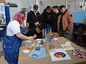 Jugendliche informieren sich über eine Malerausbildung