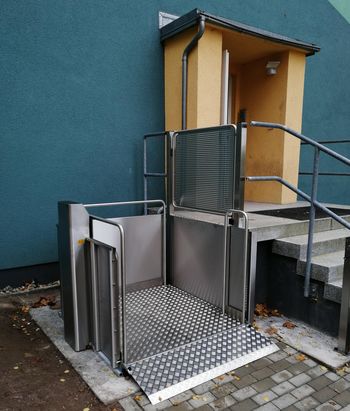 Der neue Rollstuhl-Lift ermöglicht einen barrierefreien Zugang.
