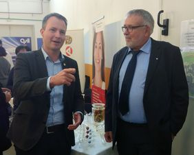 Landtagsabgeordnete Andreas Bühl im Gespräch mit Fachbereichsleiter Ulf Fink vom CJD Ilmenau