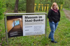 Auszubildende Stephanie Drescher vor dem Museum im Stasi-Bunker.